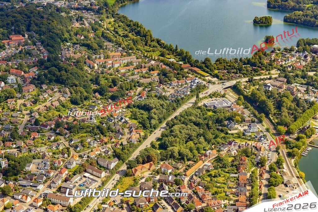 Luftbild Plön - Die Luftaufnahme wurde 2025 vom UL-Flugzeug heraus erstellt ( keine Drohne ) - Hochauflösende Luftaufnahme - für professionelle Ausdrucke geeignet. Die Geschenkidee !Hier alle&nbsp;Infos zur Lizenzierung der LuftaufnahmeWir fliegen auch dieses Jahr wieder in Ihre Region um Luftbilder zu erstellen.- Luftbild anfragen