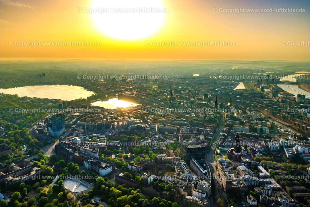Hamburg_Mitte_Alster_Sonnenaufgang_ELS_4503010524 | HAMBURG 01.05.2024 Stadtzentrum entlang der Alsterfleet - Rödingsmarkt im Innenstadtbereich in Hamburg. // The city center in the downtown are in Hamburg in Germany. Foto: Martin Elsen