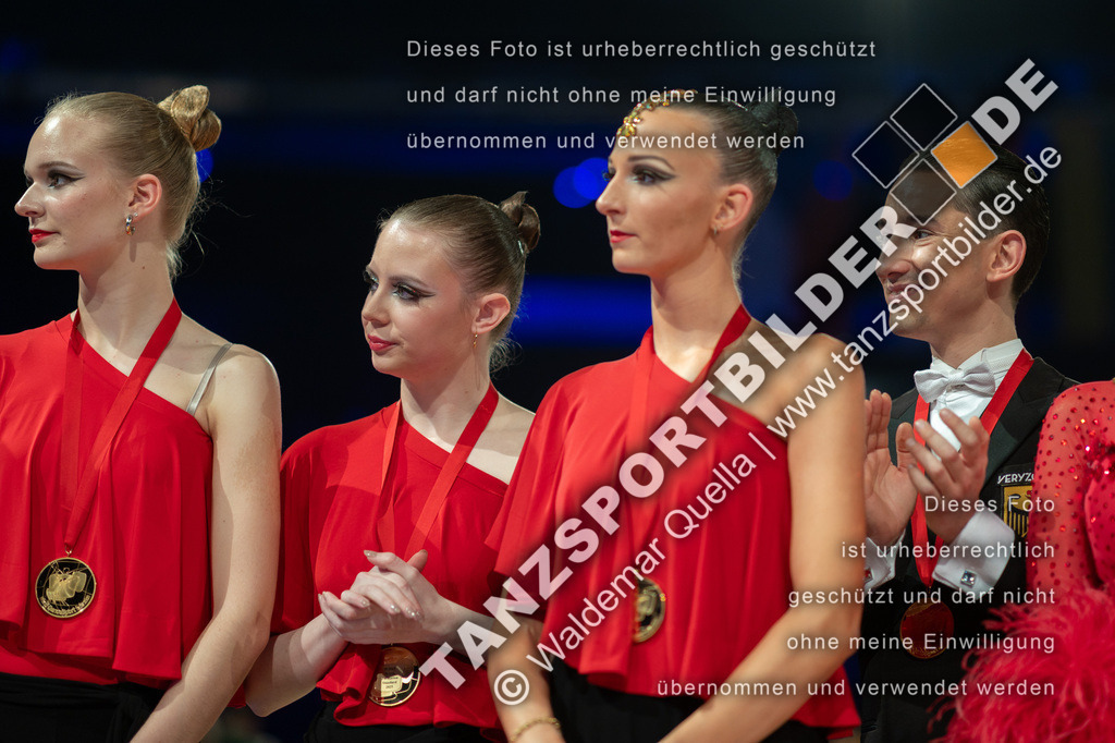 20251206-06070 | Hier finden Sie Tanz Bilder vom Latein und Standard Formationen tanzen. Sportbilder vom Tanzsport. Schöne Fotos und von Weltmeisterschaft, Europameisterschaft, Bundesliga, Regionalliga, Oberliga und Landesliga sowie von GOC Stuttgart, DanceComp, WM Bremen