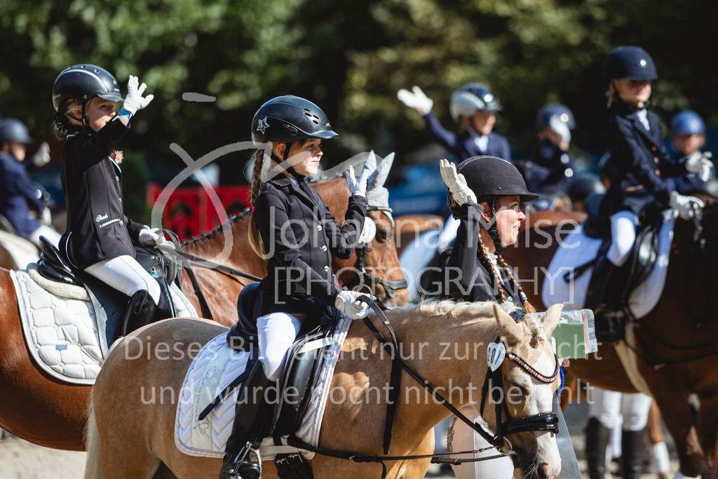 240915_OWLCh_FuehrzuegelWB-703 | Deine schönsten Turniermomente als professionelle Fotos! Entdecke hochwertige Pferdesport-Fotografie im Online-Shop. Jetzt Fotos finden & bestellen!
