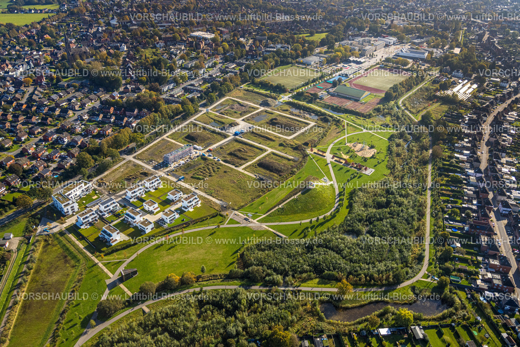 Selm241011630 | Luftbild, Auenpark Baugelände mit Neubau Wohnhäuser, Kunstwerk Kuppel und Spielplatz im Auenpark, Sportzentrum mit Fußballstadion und Leichtathletikstadion Sparkassen Arena, Tennisplätze TG Selm 76 e.V., Selm, Münsterland, Nordrhein-Westfalen, Deutschland