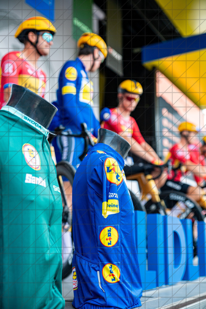 DeutschlandTour 2025 | Etappe 3 - Arnsberg (Start) | //  23.08.25: DeutschlandTour 2025 | Etappe 3 - Arnsberg (Start) / Arnsberg / Deutschland  //   CREDIT:www.bullenfotos.de, Martin König, Hörner Weg 40, D-49078 Osnabrück, +4917663732967 // Nutzung und Weitergabe nur zu den vereinbarten Zwecken. Presseanfragen an Ersteller. Alle Rechte beim Ersteller. Honorierung nach MFM. - Realisiert mit Pictrs.com