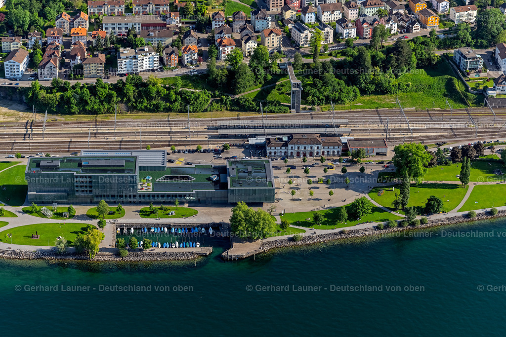 4028320 | RORSCHACH 17.05.2020 Gleisverlauf und Gebäude des Bahnhof mit Bahnhofsgebäude und Kulturhaus Forum Würthes in Rorschach im Kanton Sankt Gallen, Schweiz. // Track progress and building of the main station of the railway in Rorschach in the canton Sankt Gallen, Switzerland. Foto: Gerhard Launer