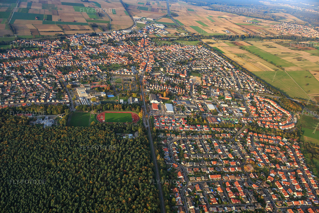 Luftbild: Kuhhardter Straße von Süden in Rülzheim im Bundesland Rheinland-Pfalz in Deutschland. Foto: IMG_075528.jpg vom 26.10.2014 durch Werner Riehm/FLY-FOTO.de