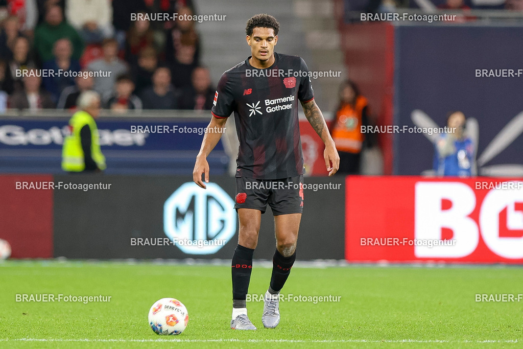 Bayer 04 Leverkusen vs Eintracht Frankfurt - Bundesliga  | Leverkusen, Deutschland, 12.09.25:   Jarell Amorin Quansah (Bayer 04 Leverkusen) in Aktion am Ball, Einzelaktion waehrend des Spiels der Bundesliga zwischen  Bayer 04 Leverkusen vs Eintracht Frankfurt in der BayArena(Foto von Brauer-Fotoagentur / Adrian Schlueter)