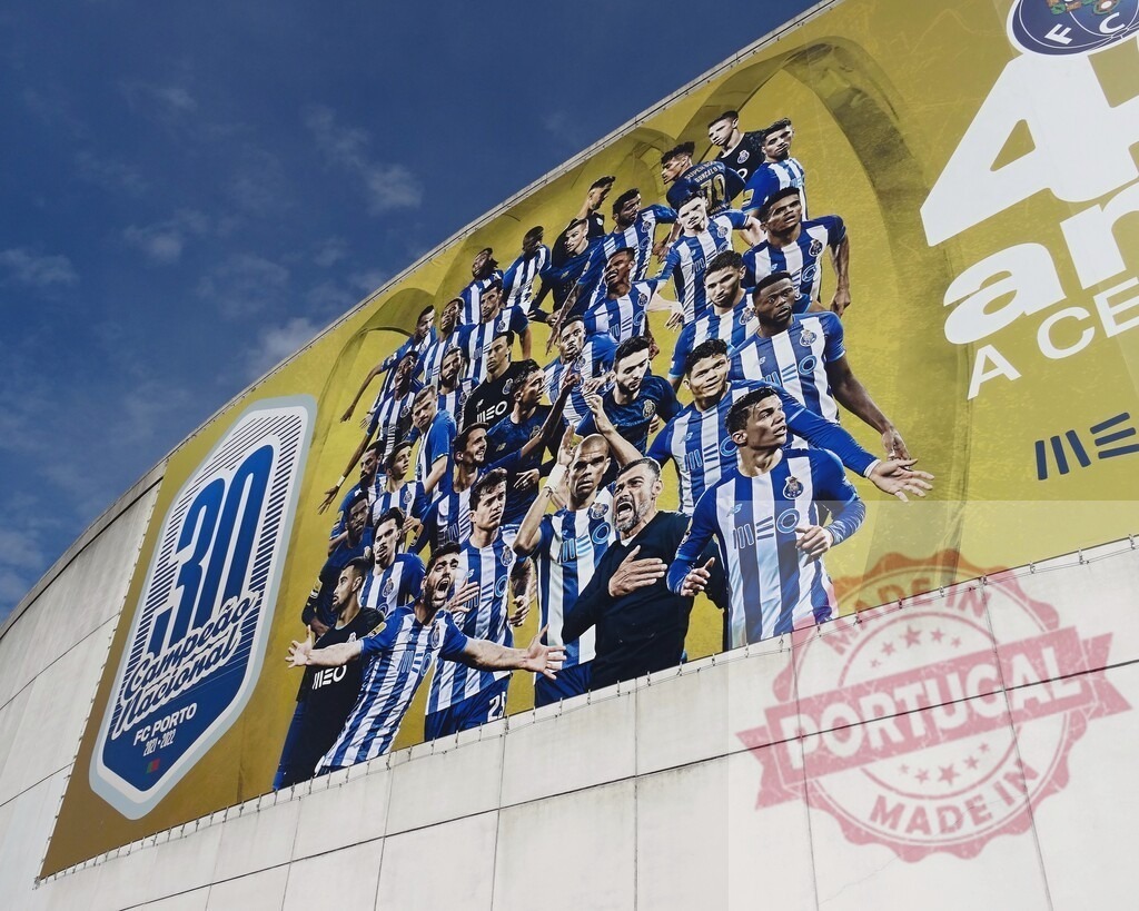 FC Porto football team players celebrating championship on stadium billboard | FC Porto football team players and coach celebrating their national championship on a large stadium billboard - Realisiert mit Pictrs.com