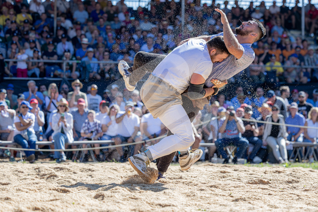 TESSINER2025_04_Gang_0803 | Die Schwinger des Schwyzer Kantonalen Schwingerverbandes: Fotos, die Dynamik und Leidenschaft festhalten, sowie emotionale Momente aus dem traditionellen Schwingsport zeigen. - Realisiert mit Pictrs.com