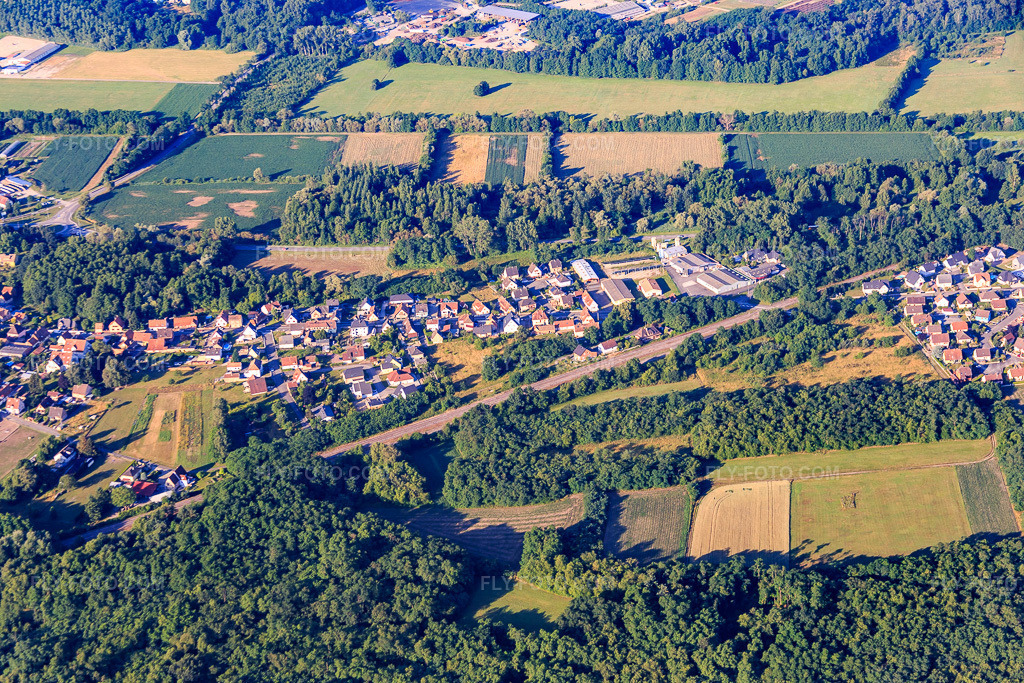 Aerial view: Rue de la Gare in Oberhoffen-sur-Moder in the state Bas-Rhin, France. – Photo: IMG_082926.jpg taken on 06/26/2015 by Werner Riehm/FLY-FOTO.com – Resolution of the original: 5472 x 3648 px