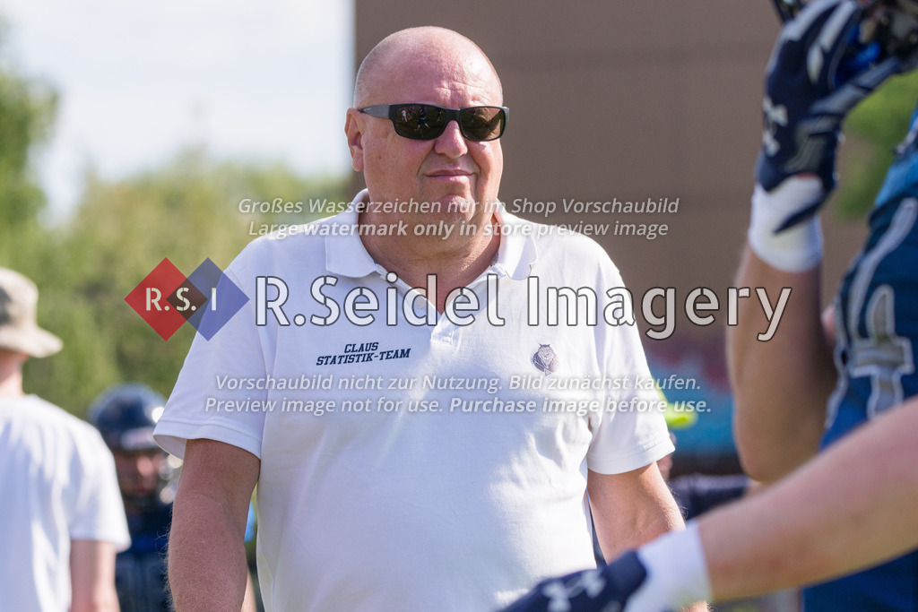 American Football, Saison 2023, Regionalliga Nord, Hamburg Blue Devils - Hamburg Pioneers, Dr.-Hermann-Schnell-Sportplatz (Hamburg), 13.05.2023, 1. Gameweek | Sportfotos aus Hamburg, Eventfotos oder freie Arbeiten von R.Seidel Imagery – einfach online kaufen.