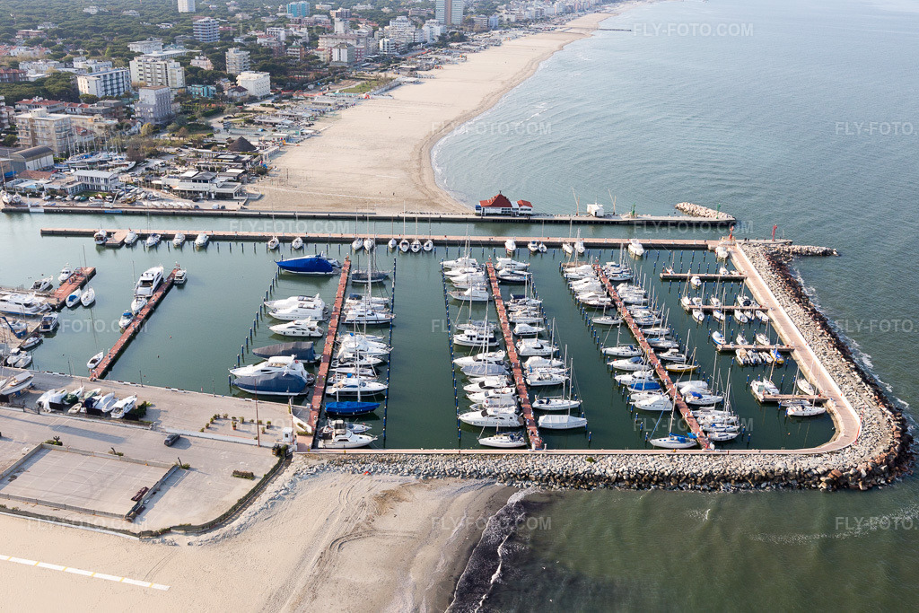 Aerial view: View of the town in Cervia in the state Ravenna, Italy. – Photo: IMG_098457.jpg taken on 04/05/2017 by Werner Riehm/FLY-FOTO.com – Resolution of the original: 5472 x 3648 px