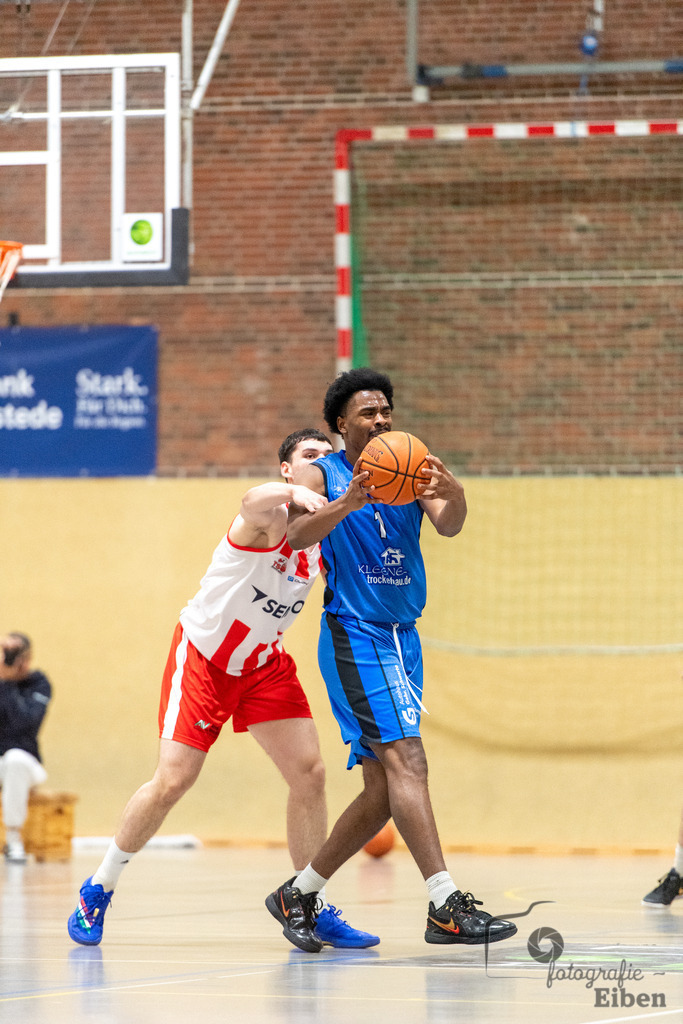 TSG Westerstede-Fortuna Logabirum | Basketball 2. Regionalliga; TSG Westerstede 2 (weiß)- Fortuna Logabirum (blau) am 12.12.2025 in Westerstede (Hössensportzentrum), Photo: Philip Eiben 2025 - Realisiert mit Pictrs.com