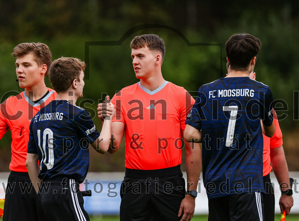 2023-07-28_002_FC_Eitting_gegen_FC_Moosburg | Eitting, Deutschland, 28.07.2023:
Fußball, Kreisliga 2023 / 2024, 1. Spieltag, FC Eitting gegen FC Moosburg, Endergebnis: 1:1

Vitus Hilz (FC Moosburg, #10), Schiedsrichter Julian Schaub, Jakob Schmid (FC Moosburg, #7)

Foto: Christian Riedel / fotografie-riedel.net