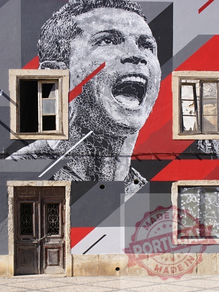 Cristiano Ronaldo artwork on a building facade in Lisbon | Cristiano Ronaldo street art mural filling an urban building wall in Lisbon, Portugal - Realisiert mit Pictrs.com