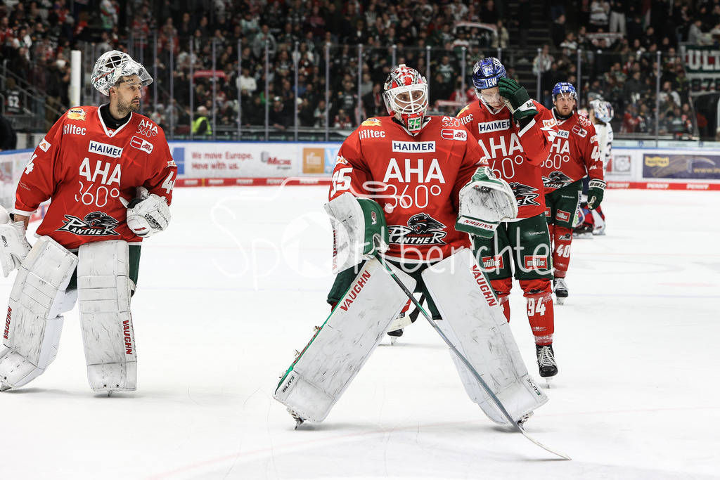 Augsburger Panther - Adler Mannheim | Niedergeschlagene Panther nach der Heimniederlage gegen Mannheim / War das schon der Abstieg / Dennis ENDRAS (AEV #44) / Markus KELLER (AEV #35) / Anrei HAKULINEN (AEV #94)