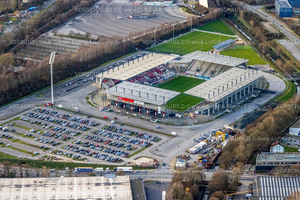 Essen230101514 | Luftbild, Stadion an der Hafenstraße, Fußballstadion Rot-Weiss Essen, Testspiel gegen Gornik Zabrze (1:3) Bergeborbeck, Essen, Ruhrgebiet, Nordrhein-Westfalen, Deutschland