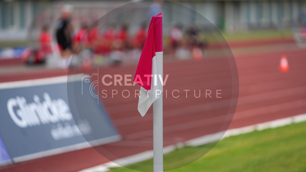 Fußball, Herren, Saison 2025/2026, Regionalliga Nordost, 1. Spieltag, FC Rot-Weiß Erfurt vs. FSV 63 Luckenwalde, Freitag 25.07.2025, Steigerwaldstadion Erfurt, | Fußball, Herren, Saison 2025/2026, Regionalliga Nordost, 1. Spieltag, FC Rot-Weiß Erfurt vs. FSV 63 Luckenwalde, Freitag 25.07.2025, Steigerwaldstadion Erfurt, Im Bild: Eckfahne im Erfurter Steigerwaldstadion - Realisiert mit Pictrs.com