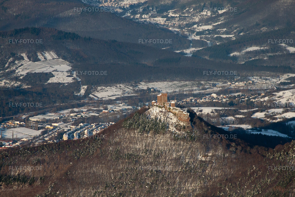 Luftbild: Burg Trifels im Schnee in Annweiler am Trifels im Bundesland Rheinland-Pfalz in Deutschland. Foto: IMG_36417.jpg vom 03.01.2011 durch Werner Riehm/FLY-FOTO.de