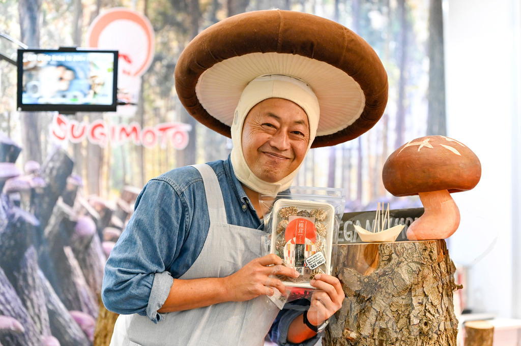 _DWI3674 | Das Herz der internationalen Bio-Branche schlug vom 26.–29.07.2022 für vier Tage in Nürnberg. Die BIOFACH, Weltleitmesse für Bio-Lebensmittel, und die VIVANESS, Internationale Fachmesse für Naturkosmetik, meldet sich mit der einmaligen „Summer Edition“ zurück. Groß war die Wiedersehensfreude der über 24.000 Fachbesucher aus 137 Ländern. Im Fokus: Der persönliche Austausch, Networking und vertiefte Gespräche zu den Themen der Zeit. Aber auch: Neuheiten und Trends entdecken und eintauchen mit allen Sinnen in die Produktvielfalt der 2.276 Aussteller aus 94 Ländern. Nürnberg, 29.07.2022 - Realisiert mit Pictrs.com