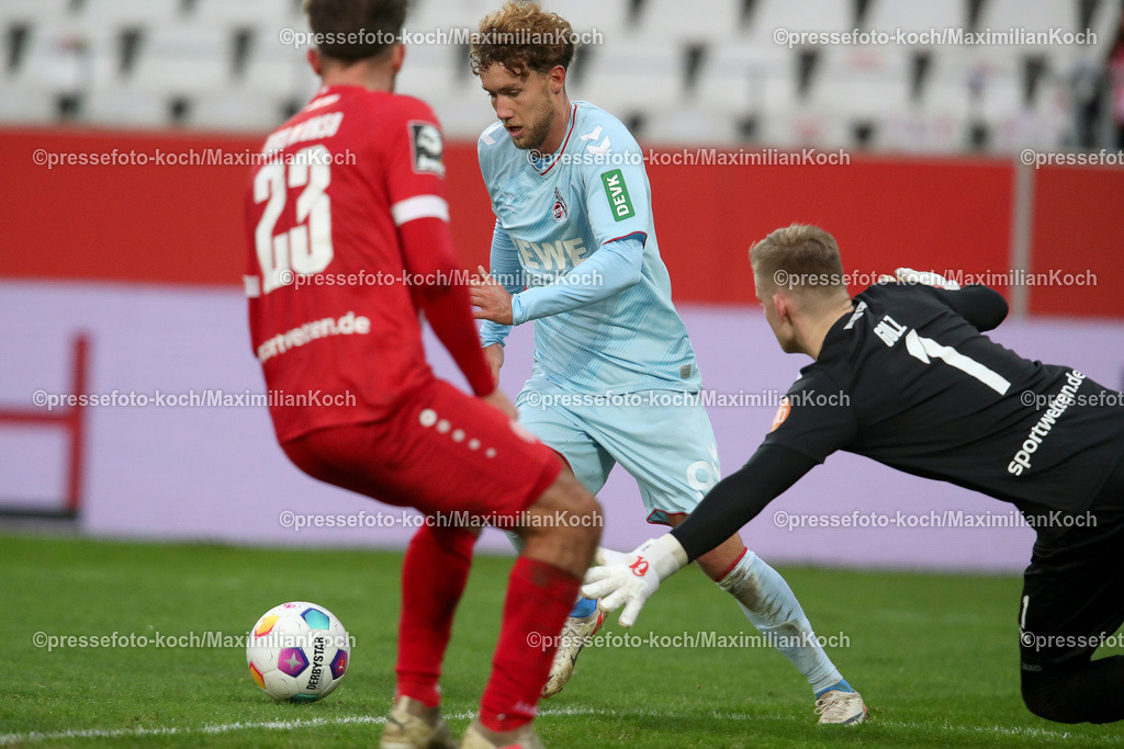 RWE06012401036 | 06.01.2024, Essen, Fußball, Herren, Stadion an der Hafenstraße, Testspiel, Rot-Weiss Essen – 1. FC Köln:  Luca Waldschmidt (1.FC Köln) trifft das Tor von Torhüter Jakob Golz (Rot-Weiss Essen) zum 2:3. 
DFB regulations prohibit any use of photographs as image sequences and or quasi-video.