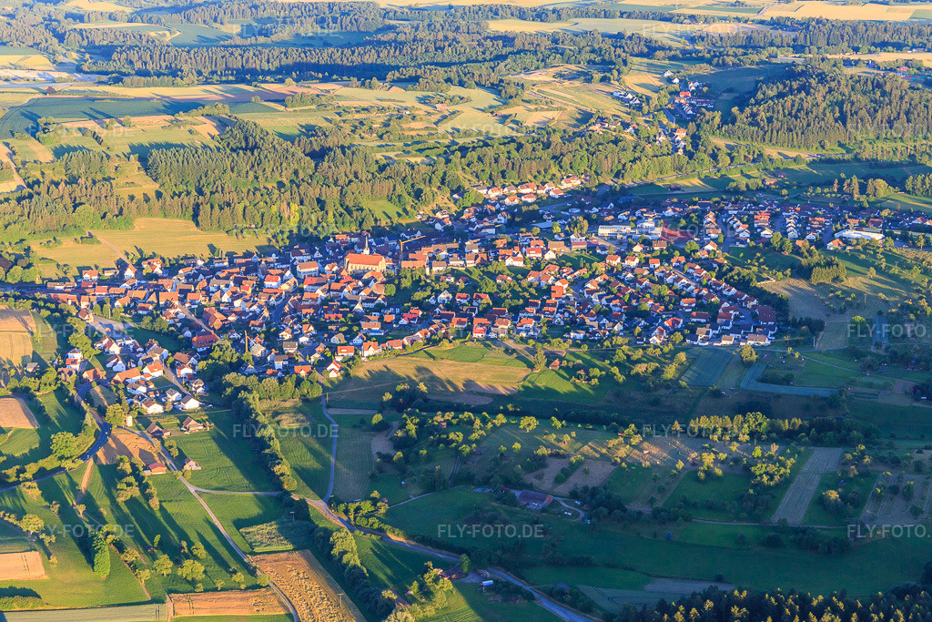 Luftbild: Dorfansicht aus Nordwesten im Ortsteil Altheim in Horb im Bundesland Baden-Württemberg in Deutschland. Foto: IMG_149059.jpg vom 28.06.2025 durch Werner Riehm/FLY-FOTO.de