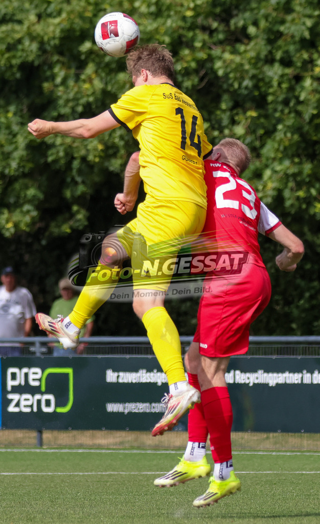 FC RW Kirchlengern - SuS Bad Westernkotten | Auf dem Bild zu sehen: Rot FC RW Kirchlengern: Lennard Wüllner ; gelb SuS Bad Westernkotten: Erik Göppert FC RW Kirchlengern, SuS Bad Westernkotten, Saison 26/27, Westfalenliga, Kirchlengern, Deutschland - Realisiert mit Pictrs.com