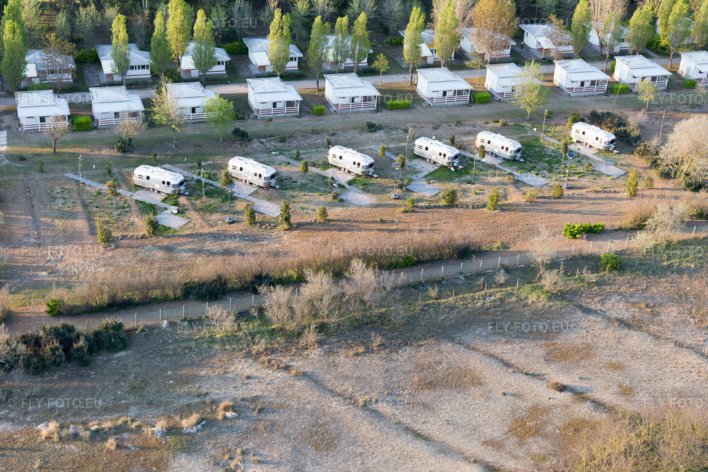 Vue aérienne: Vue de la ville à Ca' Savio dans le département Vénétie, Italie. Photo: IMG_098254.jpg prise le 03/04/2017 par Werner Riehm/FLY-FOTO.eu – Résolution de l'original: 5472 x 3648 px