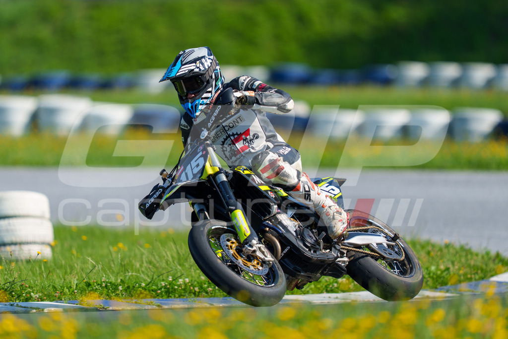 SuperMoto_Staatsmeisterschaft_Greinbach_109 | GRIPcapture steht für authentische Sportfotografie in Österreich – für Momente, die mehr sind als Geschwindigkeit oder Ergebnis. Es geht um Emotion, Spannung, Fokus und den Augenblick, der oft nur einen Wimpernschlag dauert.Ob Motorsport, Teamsport oder 