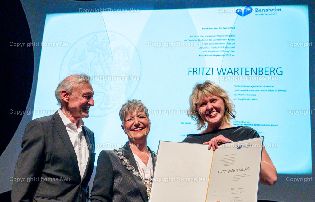kurt-huebner-regiepreis-fritzi-wartenberg-bensheim-fotografie-thomas-neu.jpg-9 | Im Parktheater Bensheim fand am 28. März 2026 die Verleihung des Eysoldt-Rings 2025 statt – eine der bedeutendsten Auszeichnungen für Schauspielkunst im deutschsprachigen Raum. Der Preis ging an Thomas Schmauser, der für seine herausragende darstellerische Leistung geehrt wurde.Im Rahmen der Veranstaltung wurde außerdem der Kurt-Hübner-Regiepreis an Fritzi Wartenberg verliehen, die für ihre besondere künstlerische Handschrift und Regiearbeit ausgezeichnet wurde. Bild zeigt den Präsidenten der Deutschen Akademie der Darstellenden Künste Prof. Hans-Jürgen Drescher, die Bensheimer Bürgermsiterin Christrine Klein und Fritzi Wartenberg, ,Bild: Thomas Neu
