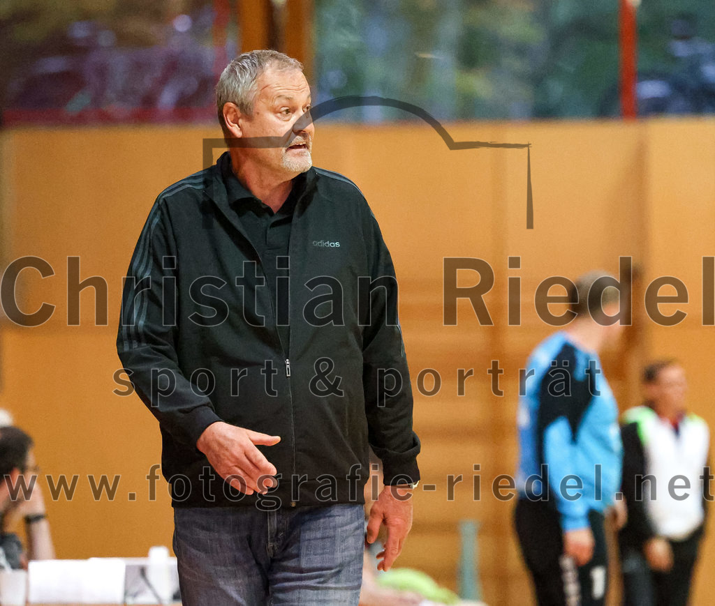 2022-09-24_022_SpVgg_Altenerding_gegen_HSG_Freising-Neufahrn | Erding, Deutschland, 24.09.2022:
Handball, Bezirksoberliga Männer 2022 / 2023, 2. Spieltag, SpVgg Altenerding gegen HSG Freising-Neufahrn, Endergebnis: 18:26

Trainer Peter Mesiarik (Spvgg Altenerding)

Foto: Christian Riedel / fotografie-riedel.net