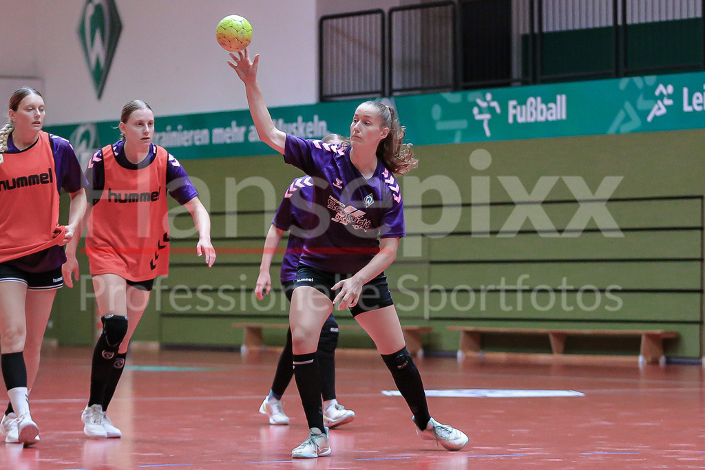 Handball, 2. Bundesliga Frauen, Training SV Werder Bremen | v.li.: Lara Niemann (SV Werder Bremen, 35) am Ball, Spielszene, Aktion, Action