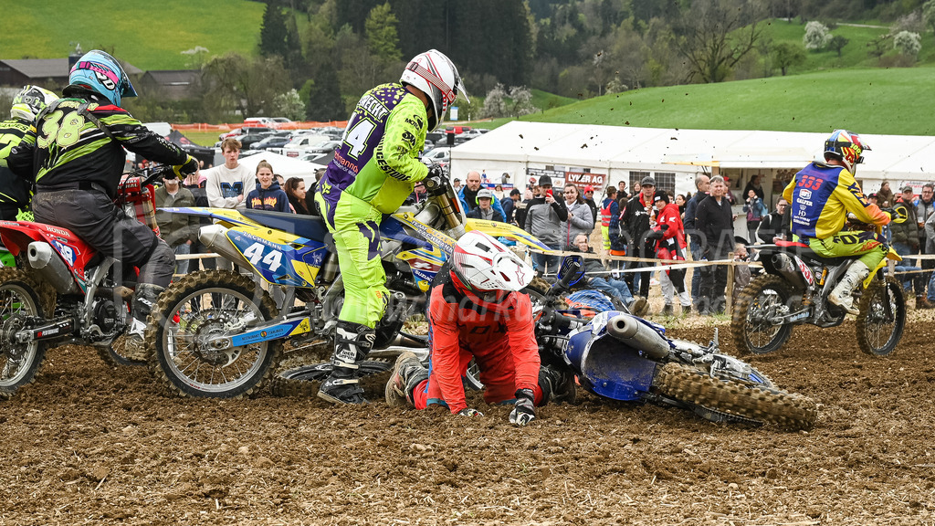 Motocross Schlatt bei Winterthur - 30. April 2023 | Startcrash in der Kategorie Senioren am Motocross Schlatt bei Winterthur, 30. April 2023. 
Instagram: @mx_schlatt | @mc_wila | @sam_schweiz
Bild: Sportfotografie Markus Aeschimann | www.markus-aeschimann.ch - Realisiert mit Pictrs.com
