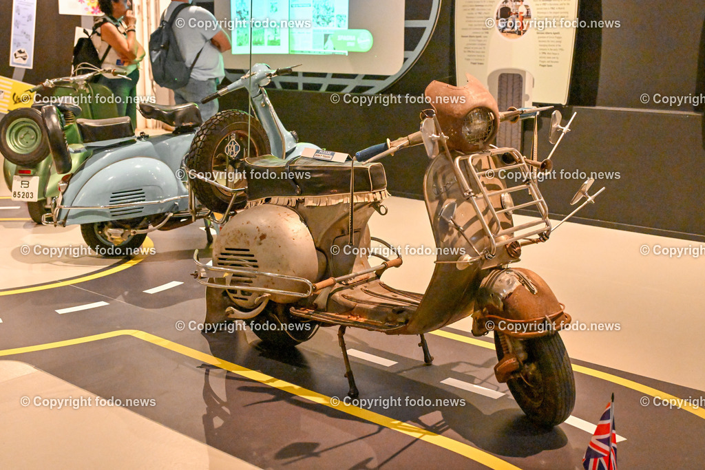 Italien_ Toskana_ Provinz Pisa_ Pontedera_ Vespa_ 29.05.2024-92 | 29.05.2024, Italien, ITA, Toskana, Pontedera im Bild Piaggio, Vespa, Museum

Piaggio ist ein italienischer Fahrzeughersteller mit Sitz in Pontedera. Das Unternehmen produziert verschiedene Mofas und Motorroller, unter anderem die Vespa, das Lastendreirad Ape sowie den Kleintransporter Porter. Zum Konzern gehören auch die Motorradmarken Aprilia, Derbi, Gilera, Laverda und Moto Guzzi. 
Quelle: Wikipedia