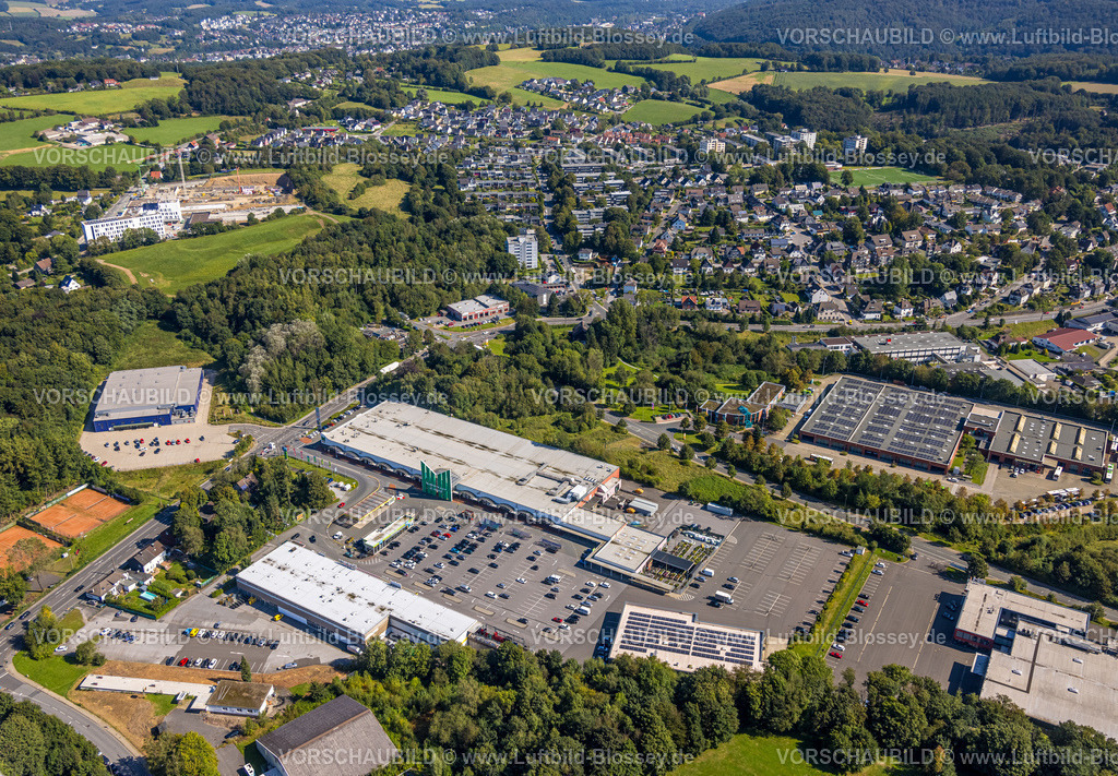 Schwelm240814015 | Luftbild,  Einkaufszentrum mit Marktkauf Ennepetal Supermarkt und Blumen Risse, Aldi Supermarkt und Parkplatz, links Sporthalle Schwelm und Kreispolizei EN Baustelle mit Neubau Gefahrenabwehrzentrum Polizei Hauptquartier, Ortsansicht Wohngebiet Büttenberg, Ennepetal, Ruhrgebiet, Nordrhein-Westfalen, Deutschland