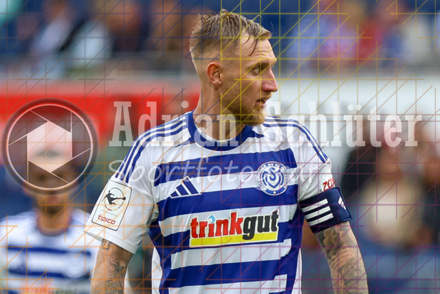 MSV Duisburg vs VfB Stuttgart II - 3. Liga | Duisburg, Deutschland, 02.08.25:   Alexander Hahn (MSV Duisburg) schaut waehrend des Spiels der 3. Liga MSV Duisburg vs VfB Stuttgart II in der schauinsland-reisen-arena(Foto von Brauer-Fotoagentur / Adrian Schlueter)