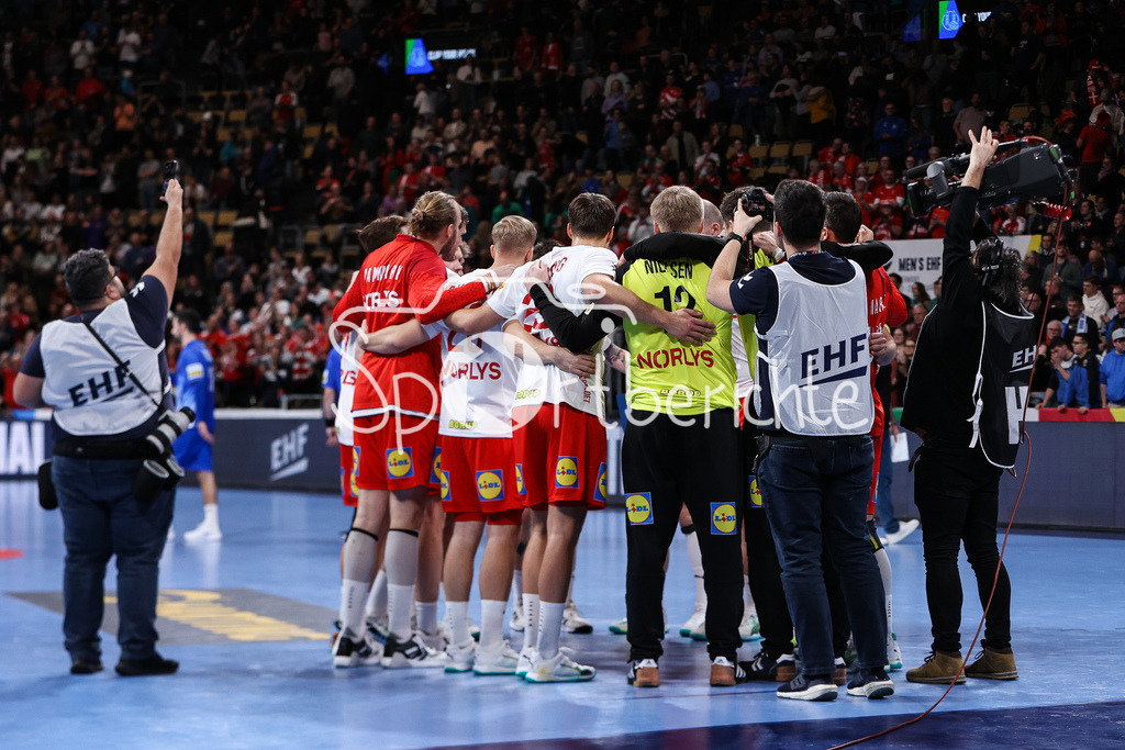 Griechenland - Dänemark | Jubel der Dänen nach dem Sieg gegen Griechenland / Freude / Happy /