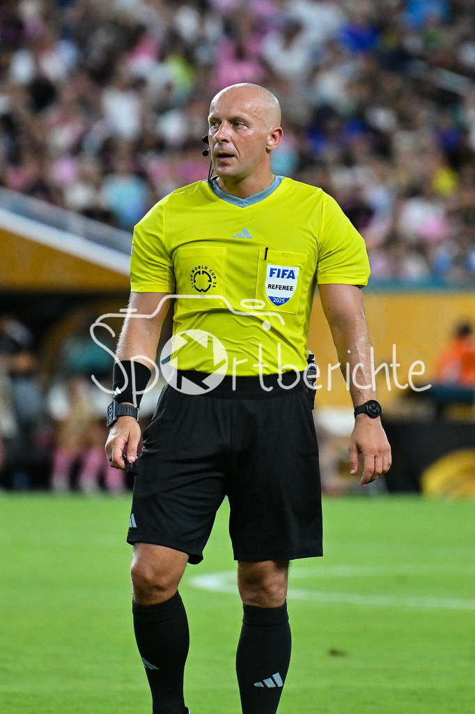 Inter Miami CF - Palmeiras Sao Paulo | Im Bild Schiedsrichter Szymon MARCINIAK in Aktion / Einzelfoto / Freisteller / FIFA Club World Cup: Inter Miami CF - Palmeiras Sao Paulo, Hard Rock Stadium am 23.06.2025 / NOT FOR SALE IN USA