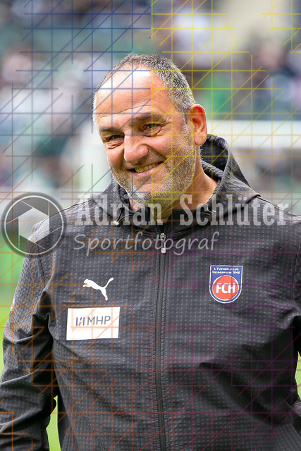 04.04.2026, GER, Fussball, Herren, 1. BL, Saison 2025/2026, Borussia Mönchengladbach - 1. FC Heidenheim | Trainer Frank Schmidt (Heidenheim) schaut 