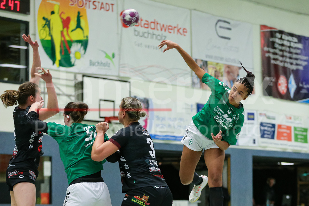 Handball, 2. Bundesliga Frauen, HL Buchholz 08-Rosengarten - SV Werder Bremen | v.li.: Naomi Conze (SV Werder Bremen, 5) beim Wurf, am Ball, Spielszene, Aktion, Action