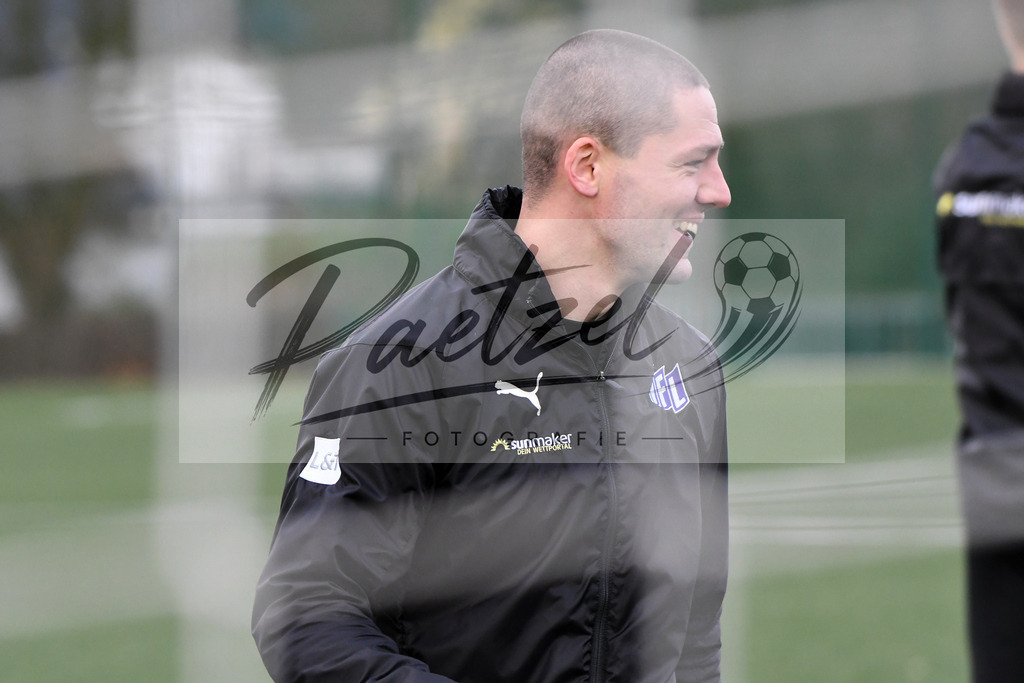 20200131_TRAOSN_0092 | Fußball, Herren: Adam Susac (VfL Osnabrueck) schaut waehrend der Trainingseinheit des VfL Osnabrueck im Sportpark Illoshoehe am 31.01.2020 in Osnabrueck, Deutschland. - Realisiert mit Pictrs.com