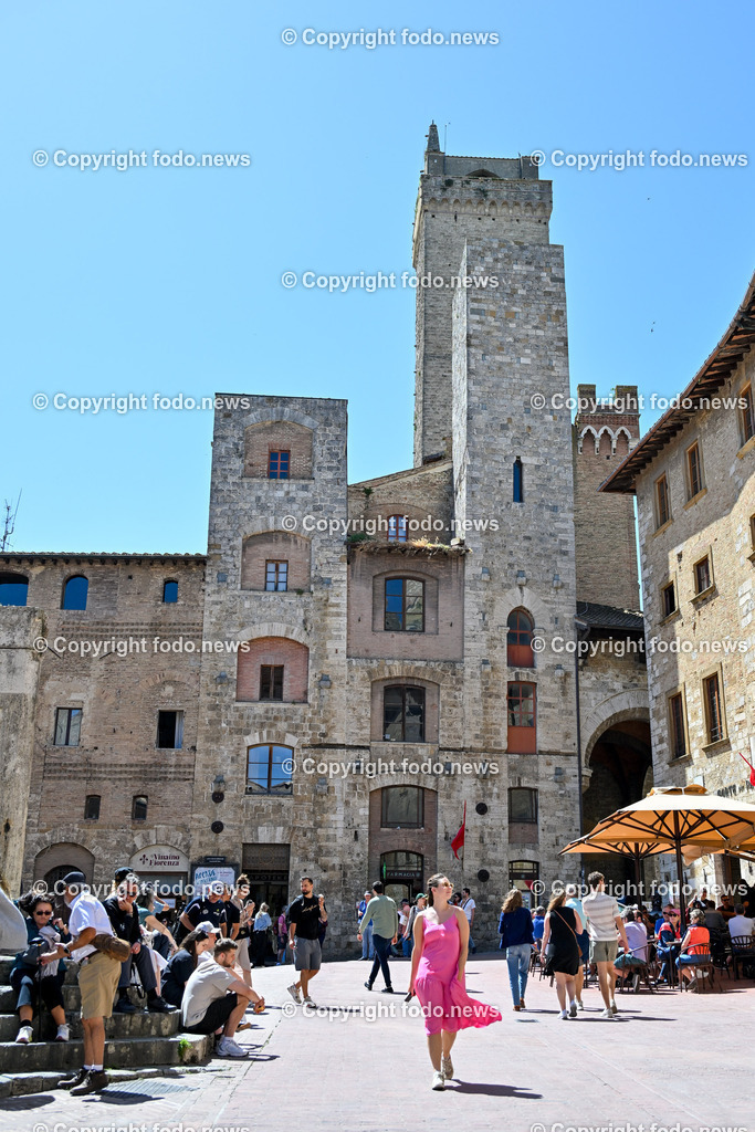 Italien_ Toskana_ San Gimignano_ 31.05.2024-31 | 31.05.2024, Italien, ITA, Toskana, San Gimignano im Bild Stadtansichten Gebäude, Architektur, Touristen, Historisch, Souvenir, Ansichten der berühmten Stadt San Gimignano in der Toskana-Italien - View of the famous town San Gimignano in Tuscany-ItalySan Gimignano ist eine italienische Kleinstadt in der Toskana mit einem mittelalterlichen Stadtkern. San Gimignano wird auch die Stadt der Türme genannt. Die Stadt liegt in der Provinz Siena. Sie gehört neben Florenz, Siena und Pisa zu den von Touristen meist besuchten Zielen in der Toskana.