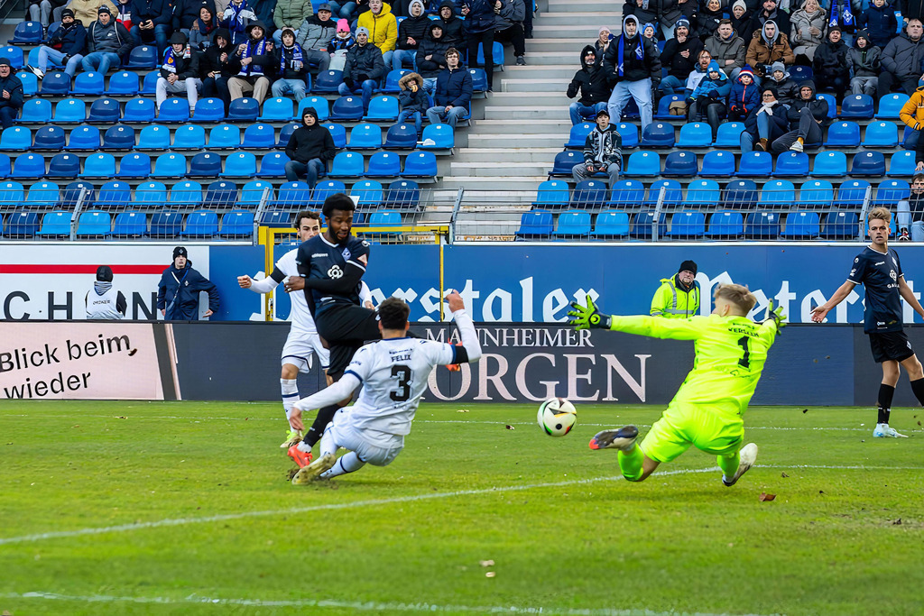 Fußball 3. Liga, Saison 2024/25, 19. Spieltag: Waldhof Mannheim gegen Arminia Bielefeld. Bild: Tor zum 1:0 von Kelvin Arase (36, Mannheim) | Fußball 3. Liga, Saison 2024/25, 19. Spieltag: Waldhof Mannheim gegen Arminia Bielefeld. Bild: Tor zum 1:0 von Kelvin Arase (36, Mannheim) - Realisiert mit Pictrs.com