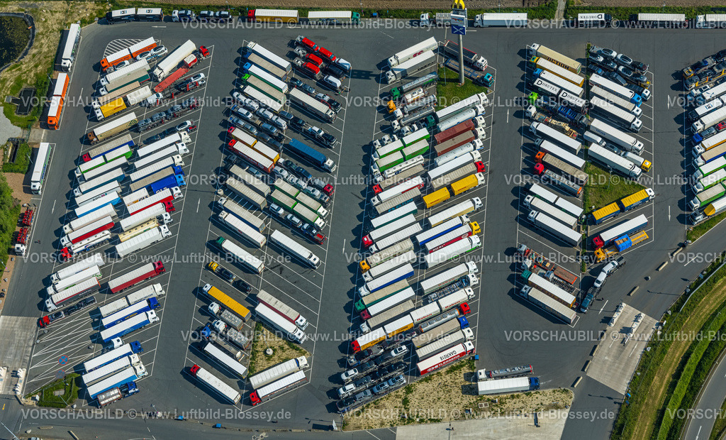 Lippetal240502801 | Luftbild, Autohof Lippetal, überfüllte Stellplätze LKW Parkplatz, Formen und Farben, Lippborg, Lippetal, Ruhrgebiet, Nordrhein-Westfalen, Deutschland