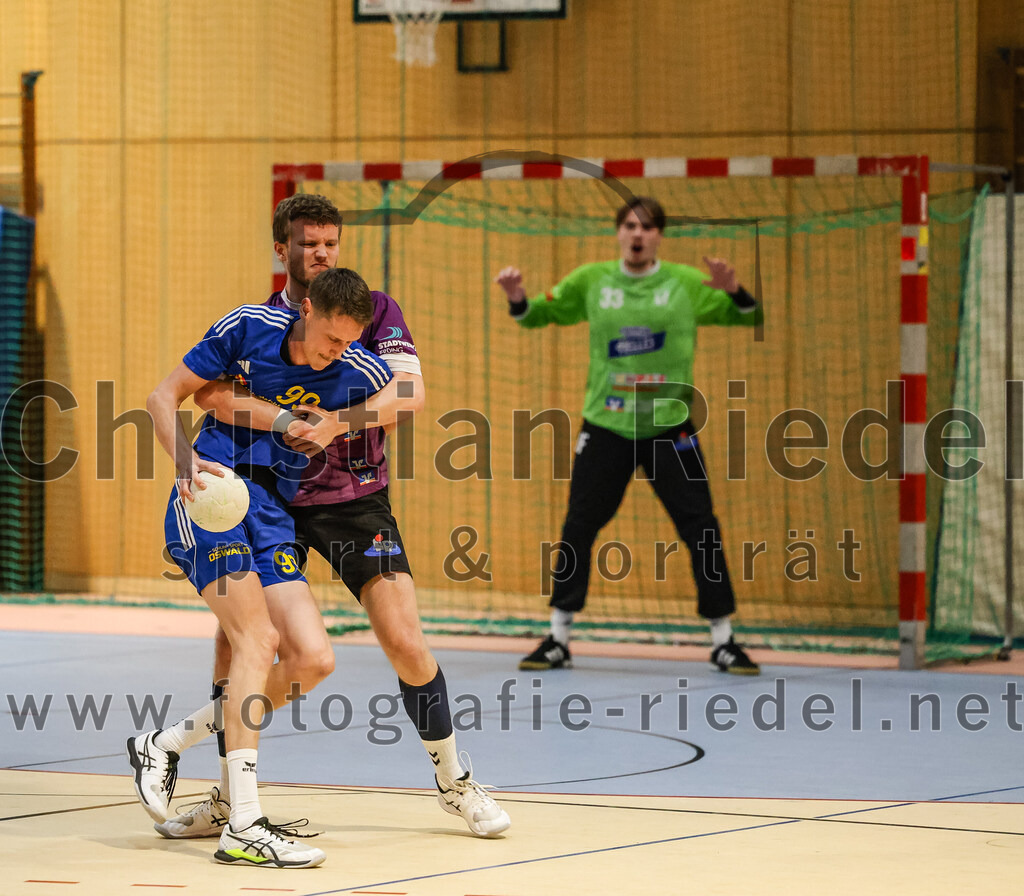 2024-10-13_062_SpVgg_Altenerding_gegen_SSG_Metten | Erding, Deutschland, 13.10.2024:Handball, Bezirksoberliga Männer 2024 / 2025, 4. Spieltag, SpVgg Altenerding gegen SSG Metten, Endergebnis: 40:22Patrick Sigl (SSG Metten, #99), Ferdinand Menzel (SpVgg Altenerding, #75)Foto: Christian Riedel / fotografie-riedel.net