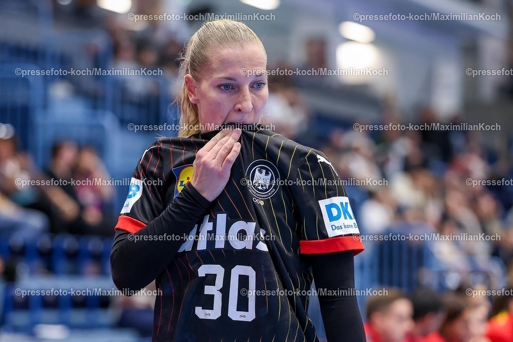 DHB16102501031 | 16.10.2025, Handball, EHF Frauen Länderpiel, EM Qualifikation 2026, Deutschland - Nordmazedonien, Schwalbe-Arena in Gummersbach:  Jenny BEHREND (GER #30) angespannt 