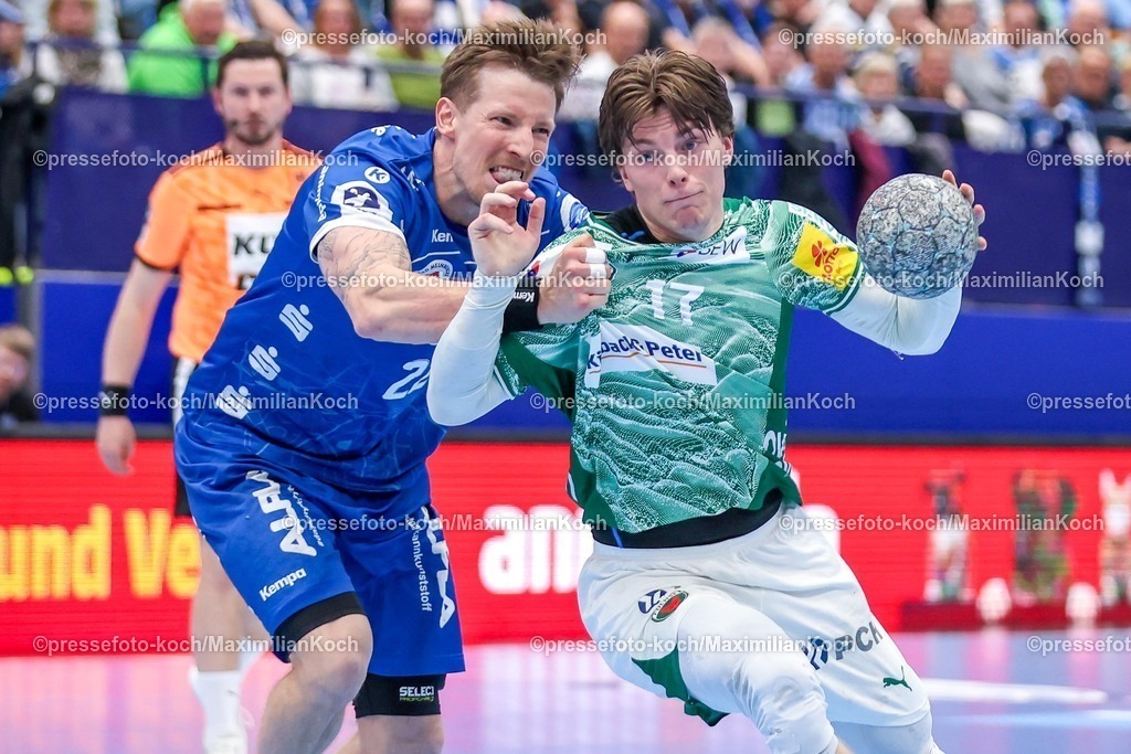 xkwix12042602050 | 2026.04.12, xkwix, Handball, HBL, TBV Lemgo Lippe -  Füchse Berlin, PHOENIX CONTACT arena, 28.Spieltag, Saison 2025 / 2026: Nils Lichtlein (Füchse Berlin #17) beim Zweikampf gegen Adam Nyfjäll (TBV Lemgo Lippe #22) DFB regulations prohibit any use of photographs as image sequences and or quasi-video. Photo: xKamilxWilkowskixPressefotoKochx