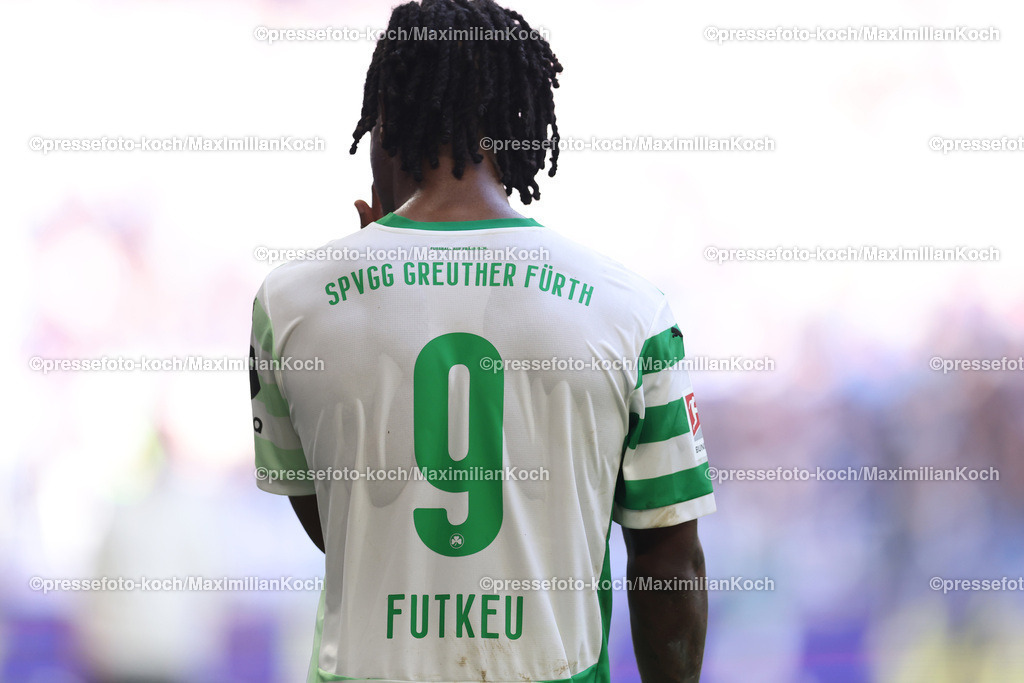 Schalke26102402187 | 26.10.2024, Fußball, FC Schalke 04 - SpVgg Greuther Fürth, 2. Fußball Bundesliga, Veltins-Arena Gelsenkirchen, Saison 2024 2025: Noel Futkeu (Greuther Fürth #9) Trickot von HintenDFB regulations prohibit any use of photographs as image sequences and or quasi-video.