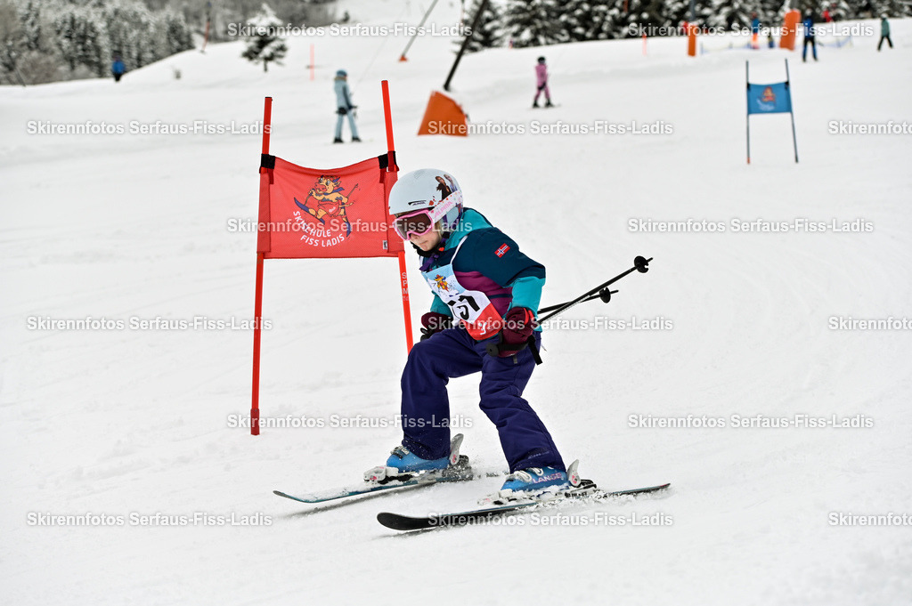 SRF_20.02.2026_0899 | Skirennfotos,Serfaus,Fiss,Ladis,Kinderskirennen,Winter,Tirol,Oberland,skirace,SFL,feelfree,weil wir's genießen,ski,Ski,skifahren,Sonnenplateau, - Realisiert mit Pictrs.com