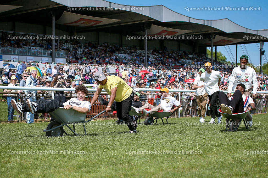 HanMx01052401013 | 01.05.2024, Hannover, Fußball, Galopprennsport, Pferderennbahn Neue Bult, Hannover-96 Renntag: Leon-Oumar Wechsel und Montell Ndikom (Hannover-96) holen sich den Sieg bei der spaßigen Sportstafette