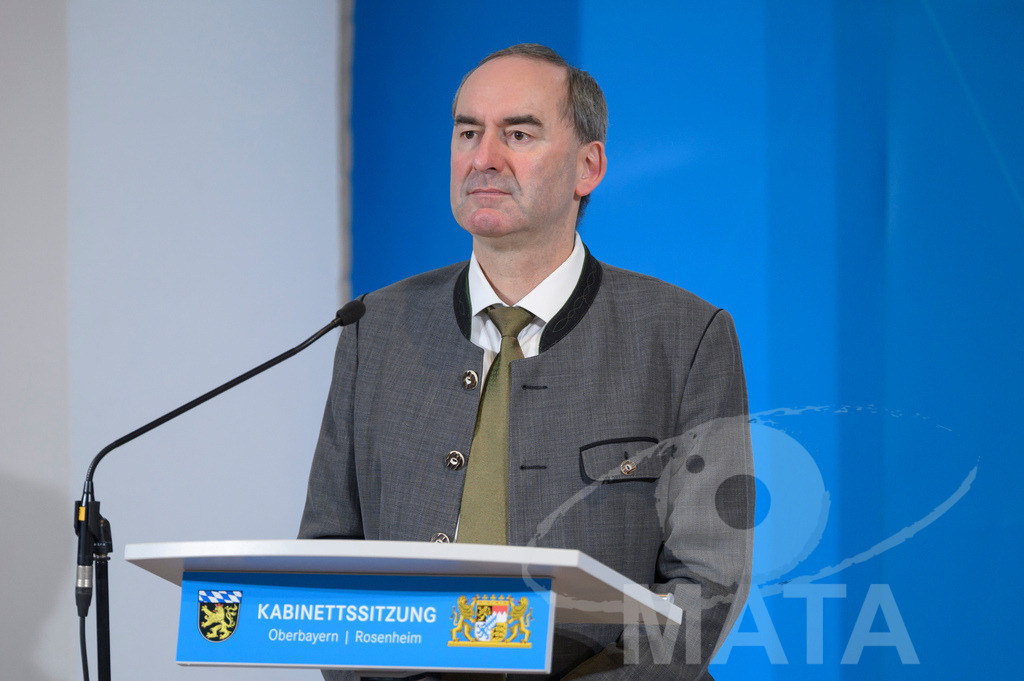 _DW05053 | Bayerns Wirtschaftsminister Hubert Aiwanger (Freie Wähler) Pressekonferenz im Lokschuppen. Rosenheim, 02.12.2025 Bayern Deutschland - Realisiert mit Pictrs.com