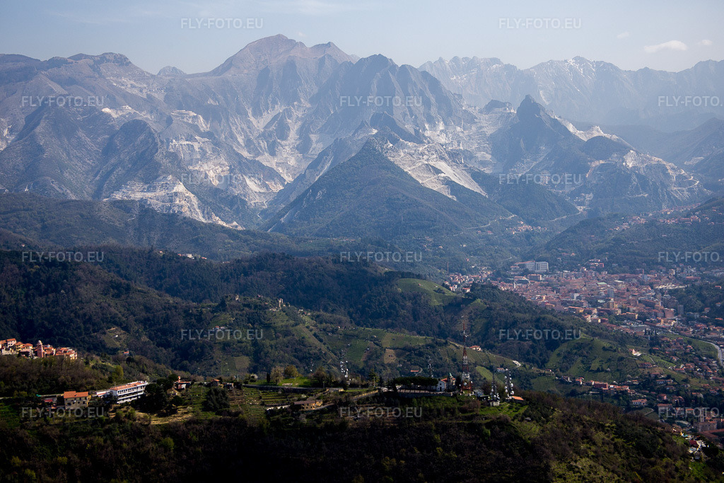 Vue aérienne: Vue de la ville à Carrara dans le département Massa-Carrara, Italie. Photo: IMG_087166.jpg prise le 04/04/2016 par Werner Riehm/FLY-FOTO.euRésolution de l'original: 5472 x 3648 px